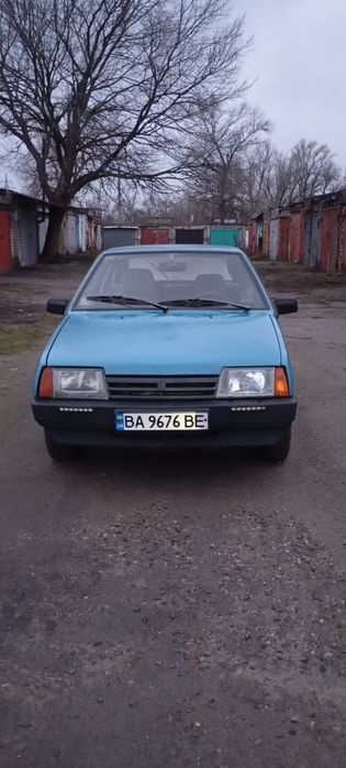 Продам ваз 2109 в доброму стані.Кузов цілий, пороги,арки,стакани все ціле.Двигун працює добре.Газ .бенз. вписаний.По авто поміняно масло,фільтра,наружний  шрус,передні ступеці разом із подшибниками,пильники.Замінені сальники та масло в коробкі передач.Замінена подушка двигуна. Свіжа страховка.Хороша резина.Продаж по тп. Сигналізація ,центральні замки,музика.Всі інші питання за тел.
