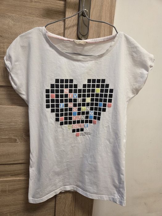 Biały t-shirt damski marki house z pikselowym motywem serca