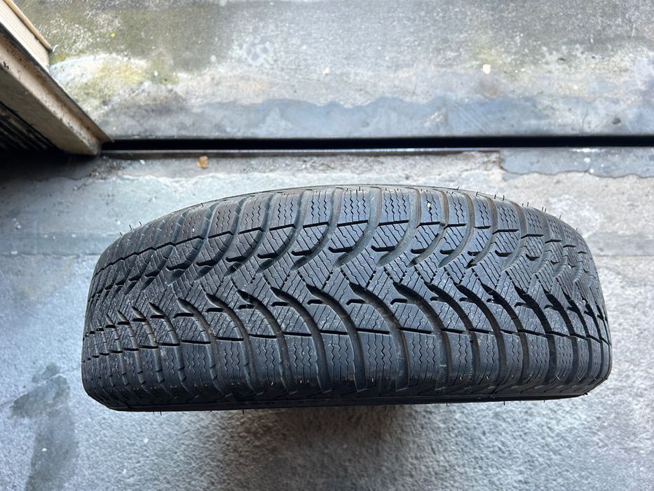 Jantes 15 com pneus  Michelin novos 175/65. Conjunto de 4 c/ Tampões.