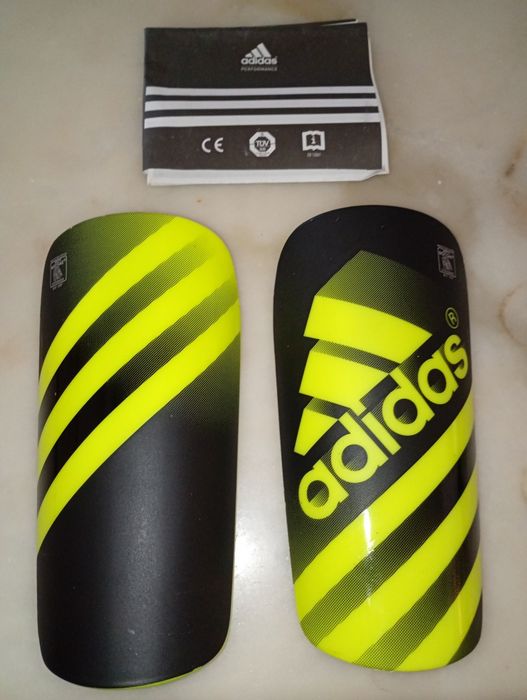 Caneleiras Adidas