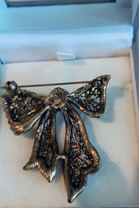 Conjunto de pregadeira e brincos da Casa Batalha. Oferta de brincos.