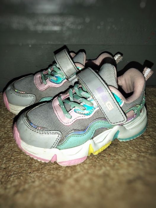 Кросівки на дівчинку