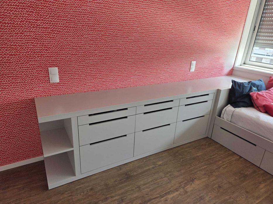 Quarto completo com cama solteiro, em madeira lacada