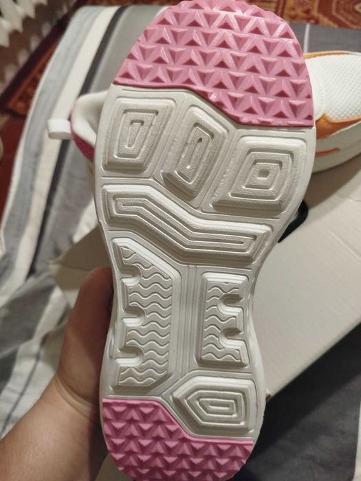 Кросівки жіночі нові