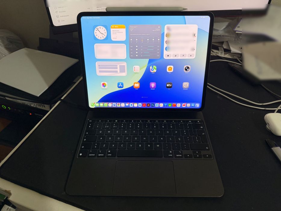Apple iPad Pro 13 (M4) 256GB com Pencil Pro com Apple Magick Keyboard