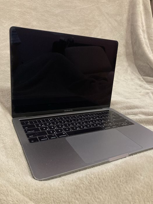 MacBook Pro в хорошому стані !