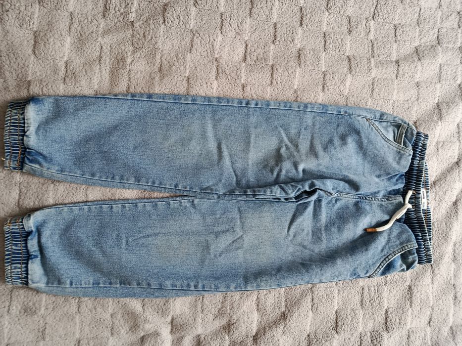 Продам джинсы на рост 146.