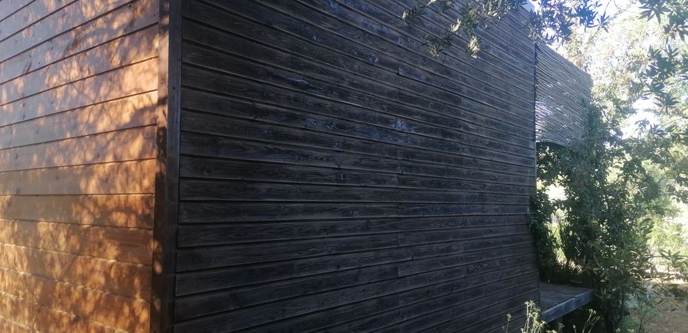 Casa pré-fabricada revestida a madeira tipo bangaló para ser levada para outro local