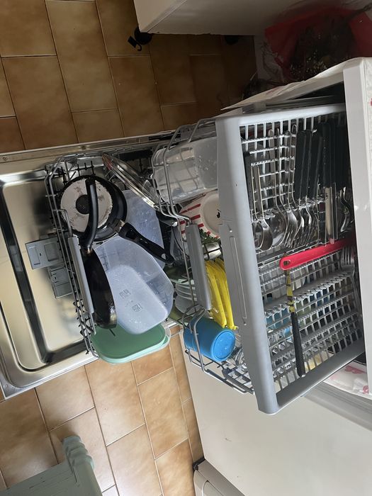 Vendo essa maquina de loiça por motivo de modança. Ela um ano de uso e tem recibo e garantia.