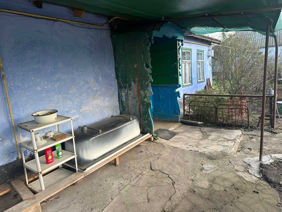 продам 25 соток землі з будинком