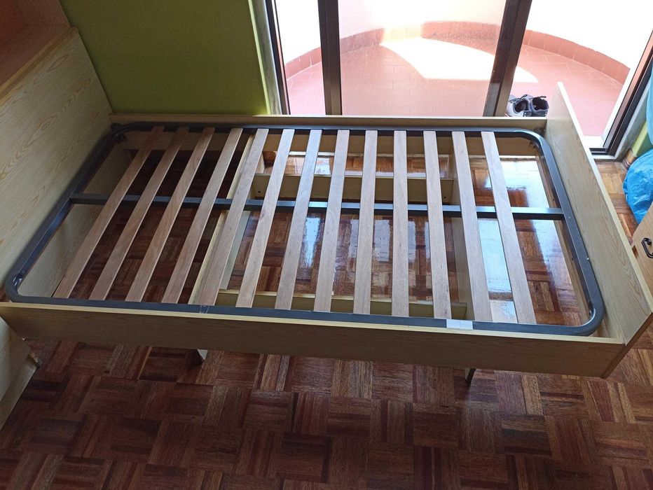 Cama de corpo e meio com móvel e cabeceira