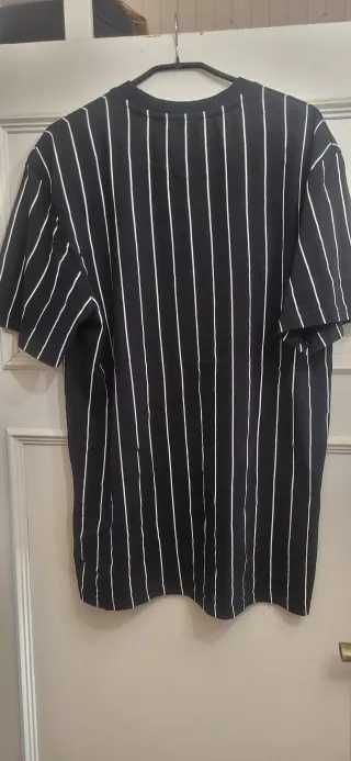 Czarna koszulka w paski