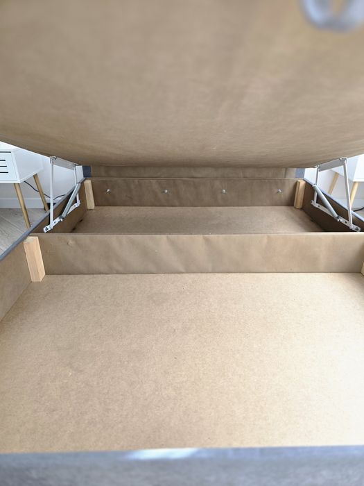 Двуспальная кровать с подъемным механизмом и нишей