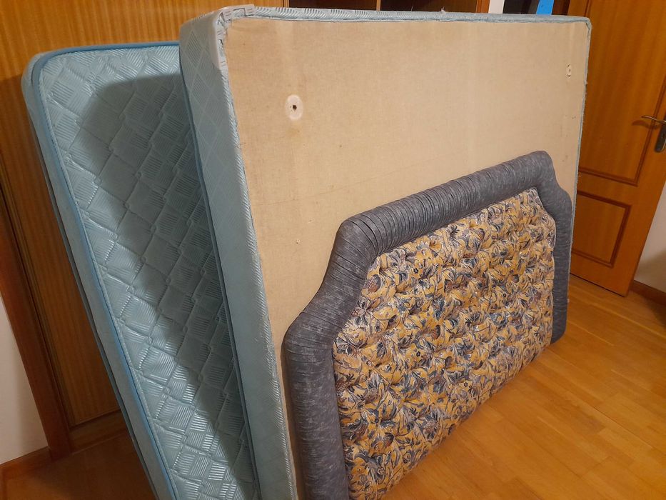 Cama de casal, mesas de cabeceira, e colchão