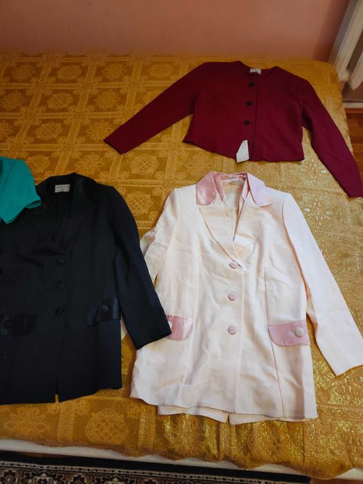 Продам женские пиджаки