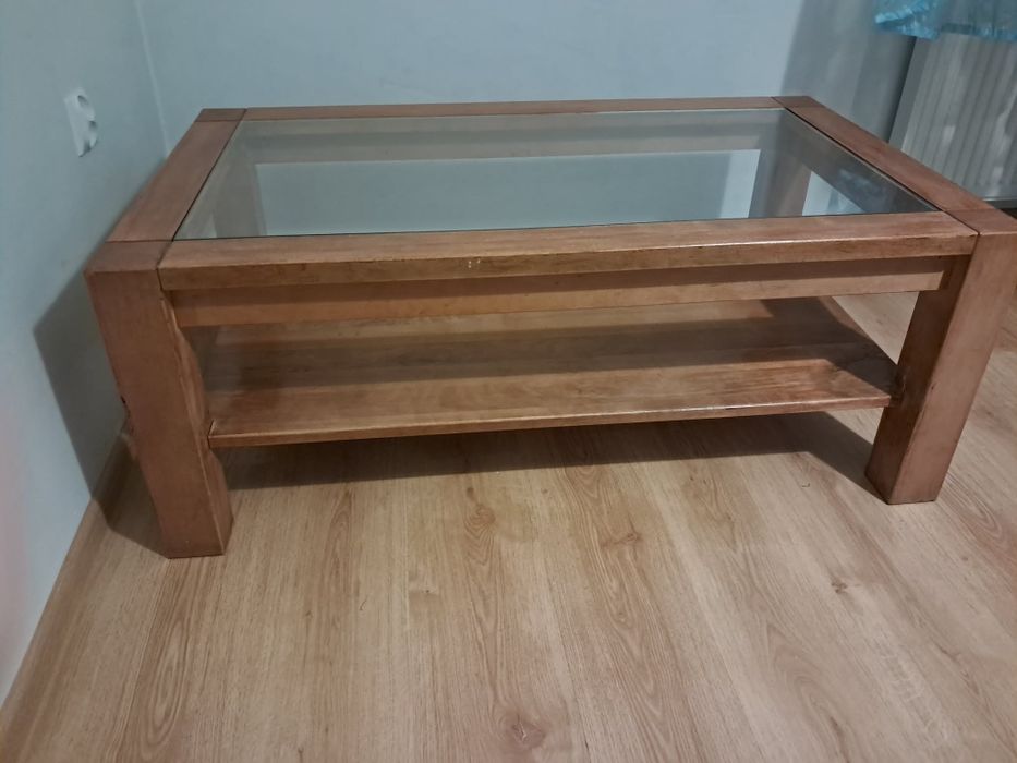 Drewniany stół z szybą