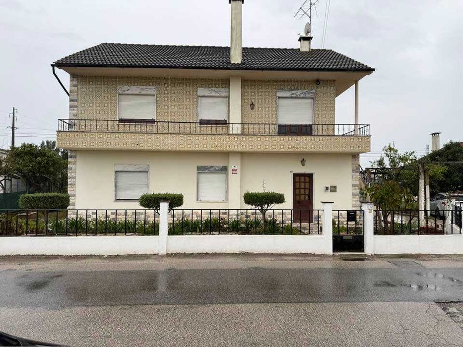 Aluga-se 1º andar apartamento em moradia