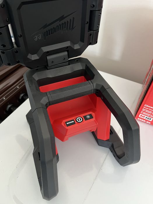 Прожектор -ліхтар milwaukee 2368-20  4500 люменів