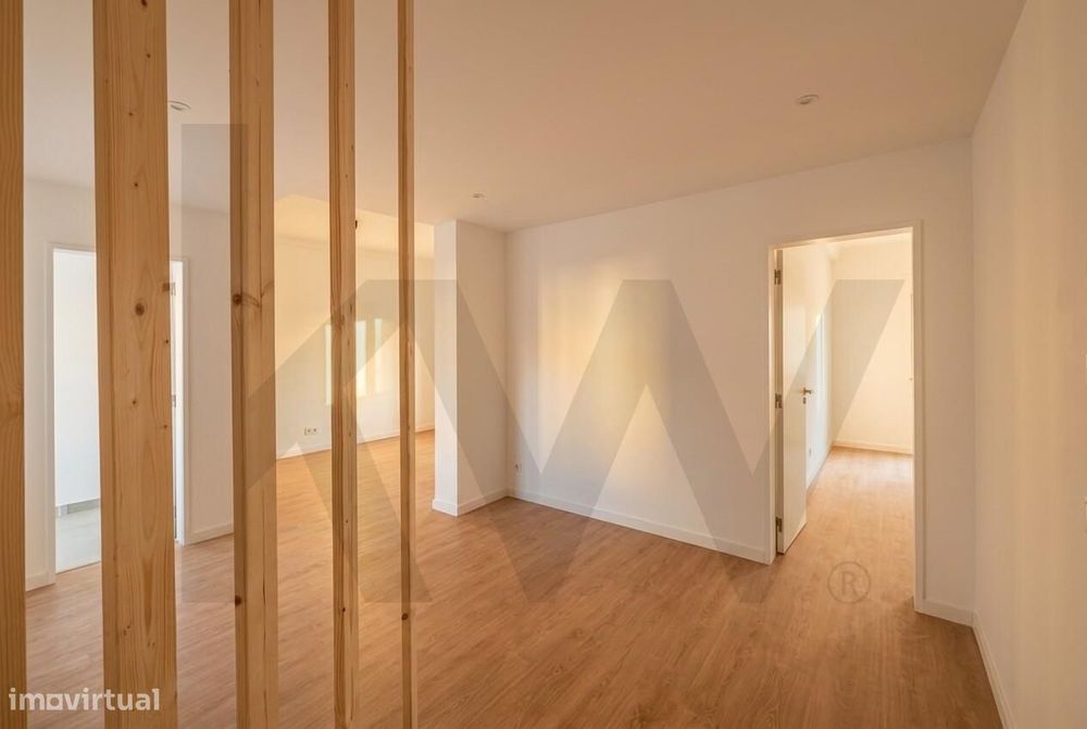 Apartamento T2 Totalmente Remodelado no centro de Monte Abraão - 1.º P