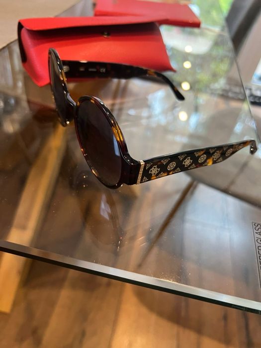 Окуляри Guess.