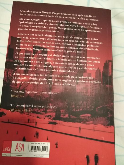 Livro praticamente novo de A. J. Rich
