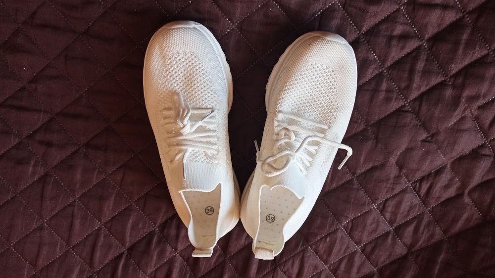Białe tenisówki wsuwane buty sportowe 39 wygodne