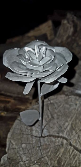 Róża ze stali nierdzewnej