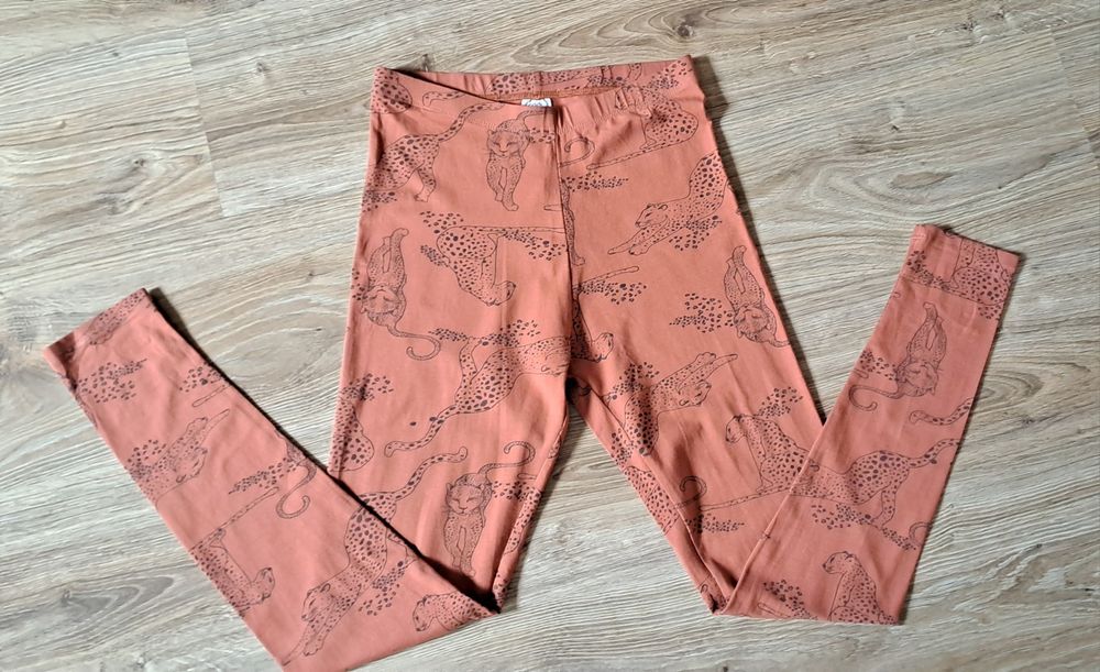 Brązowe dziewczęce legginsy ze zwierzęcym printem.