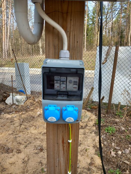 Przyłącze prądowe na budowę