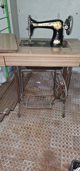 Máquina de costura Singer de 1928 a funcionar