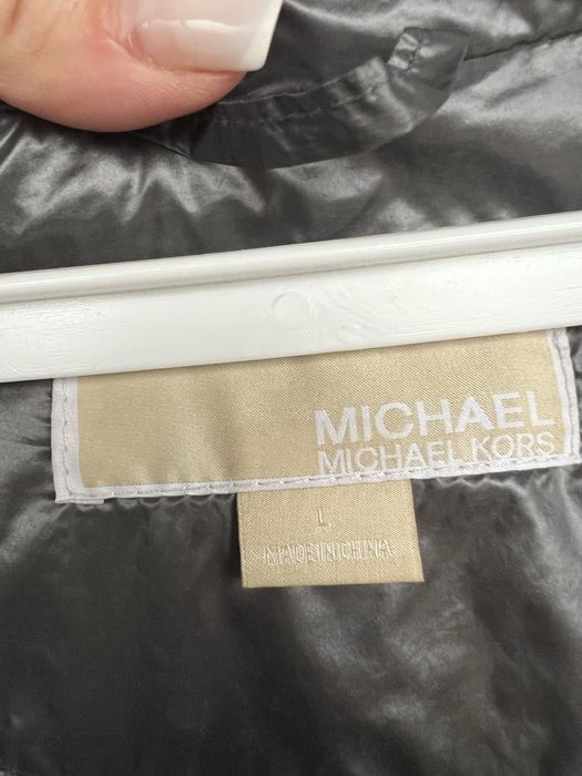 Куртка  Michael Kors сірого кольру.