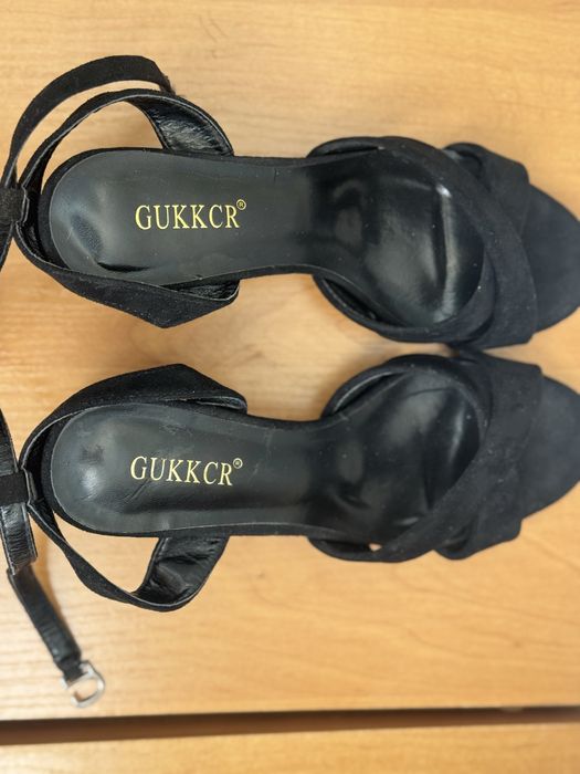 Чорні легкі Босоніжки GUKKCR на каблуку
