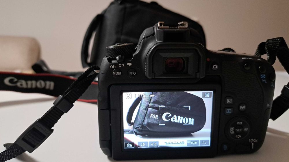Maquina Canon 77D