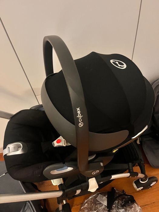 Carrinho bebé, alcofa e acessórios