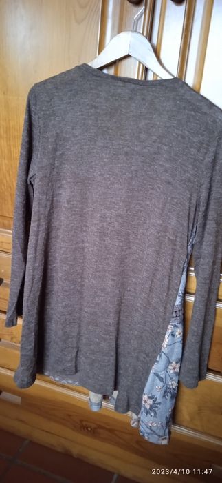 Túnica florida e castanha em muito bom estado