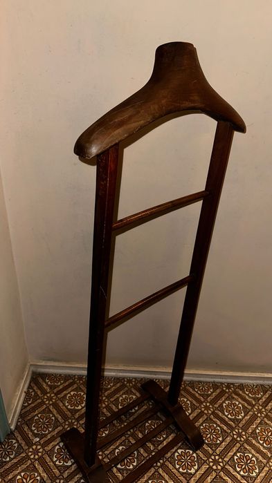 Cabide de pé para quarto