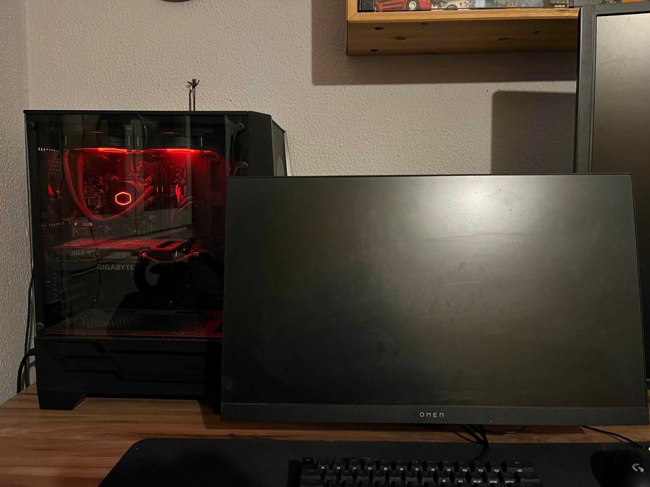 Computador com monitores teclados e ratos
