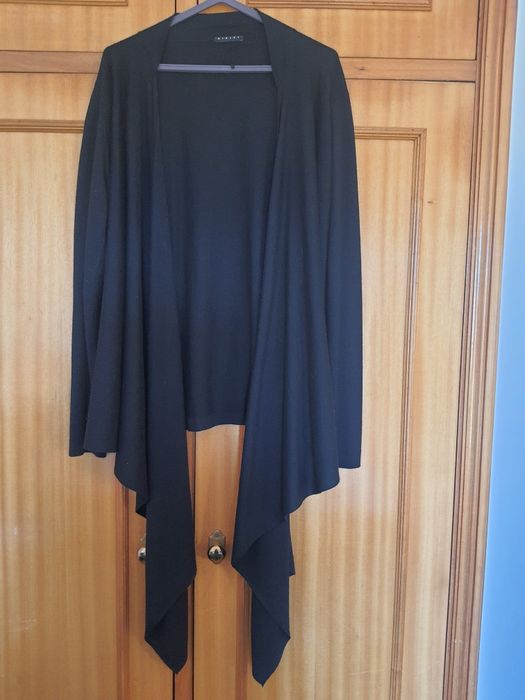 Camisola  azul mais casaco preto