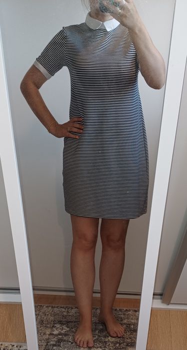 Luźna sukienka z kołnierzykiem oversize