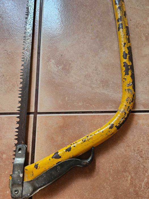 Stara piła ręczna do cięcia drewna