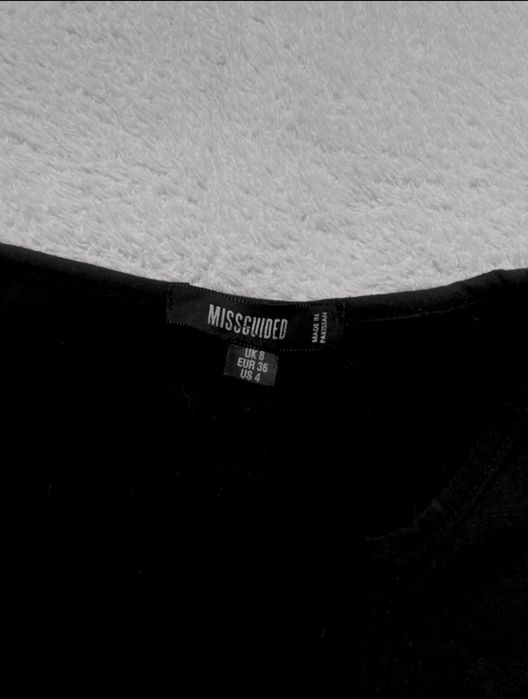 czarna bluzka z wiązaniem na dekolcie Missguided
