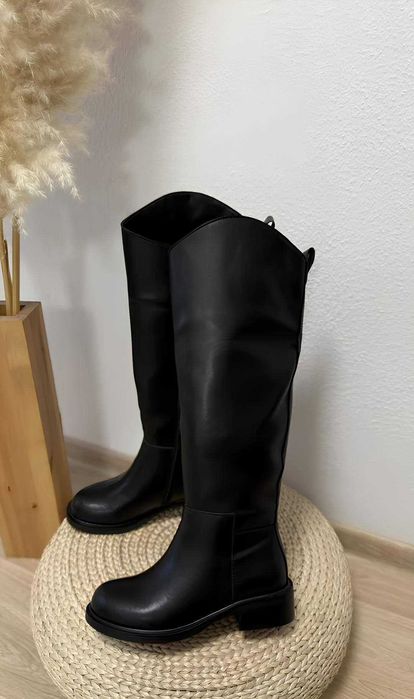 Високі кожані чоботи