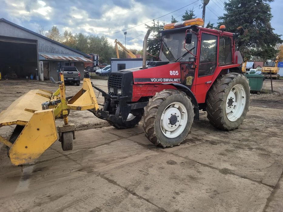 VOLVO BM VALMET 805  Ciągnik VOLVO BM VALMET 805 z zamiatarką