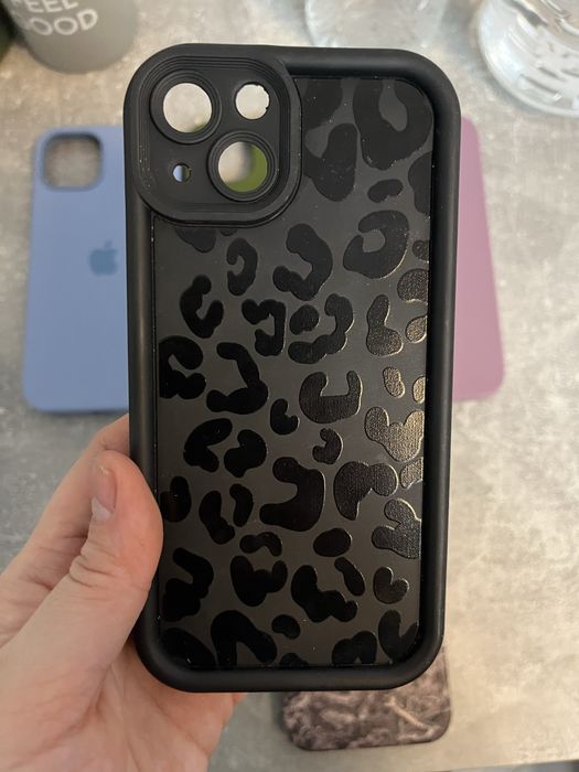 Продам чехол на iPhone 13