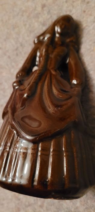 Figurka ceramiczna.
