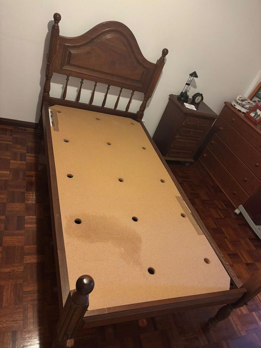 Cama de solteiro em madeira maciça