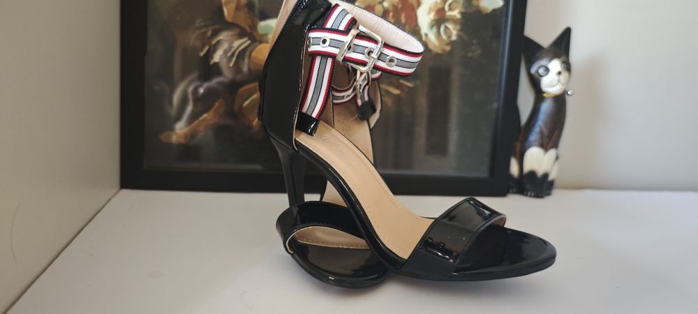Buty na obcasie.