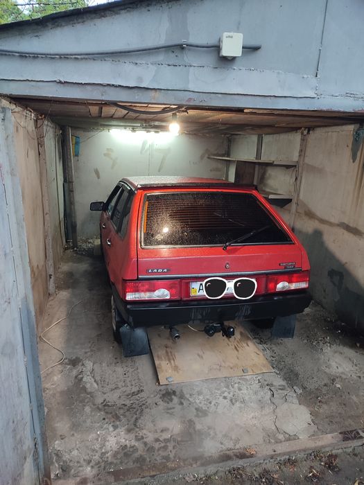 ВАЗ-2109 Lada червона.