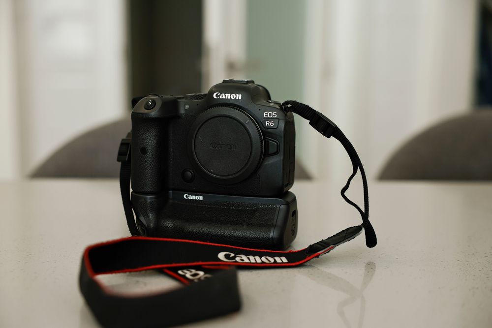 Camera Fotográfica CANON R6 com CANON PUNHO GRIP BG-R20