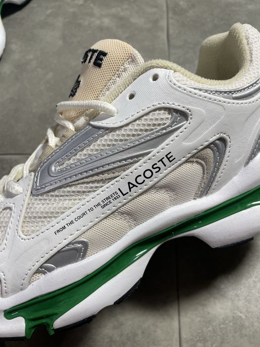 Кросівки від бренду Lacoste